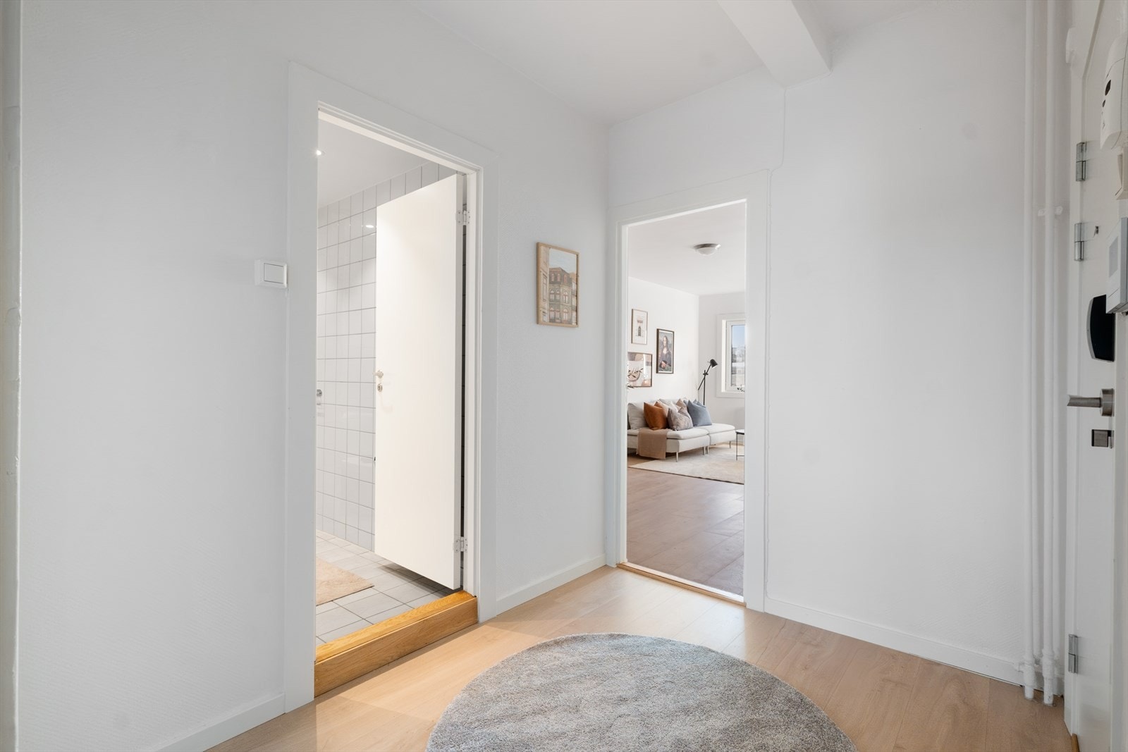 Velkommen inn! En lys og innbydende entré som gir et godt førsteinntrykk av leiligheten. Galleribilde
