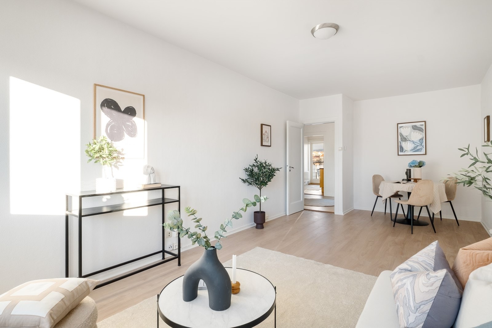 Stuen er romslig med flere møbleringsmuligheter. Galleribilde