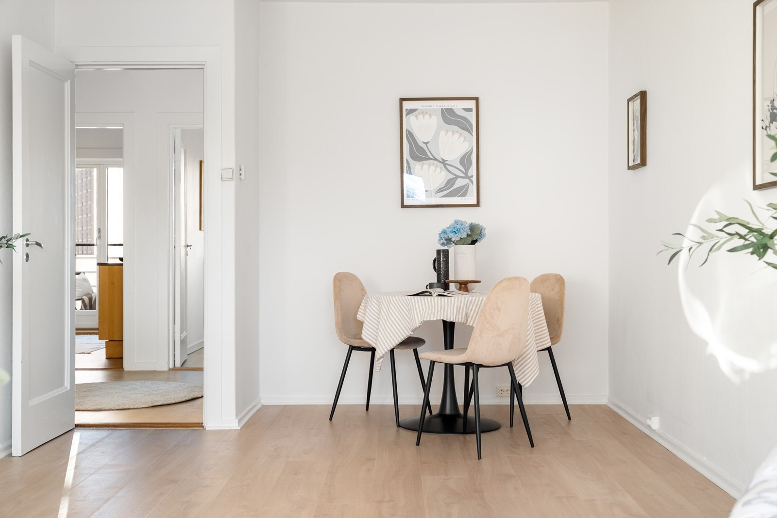 Leiligheten er malt i delikate og tidsriktige farger. Galleribilde