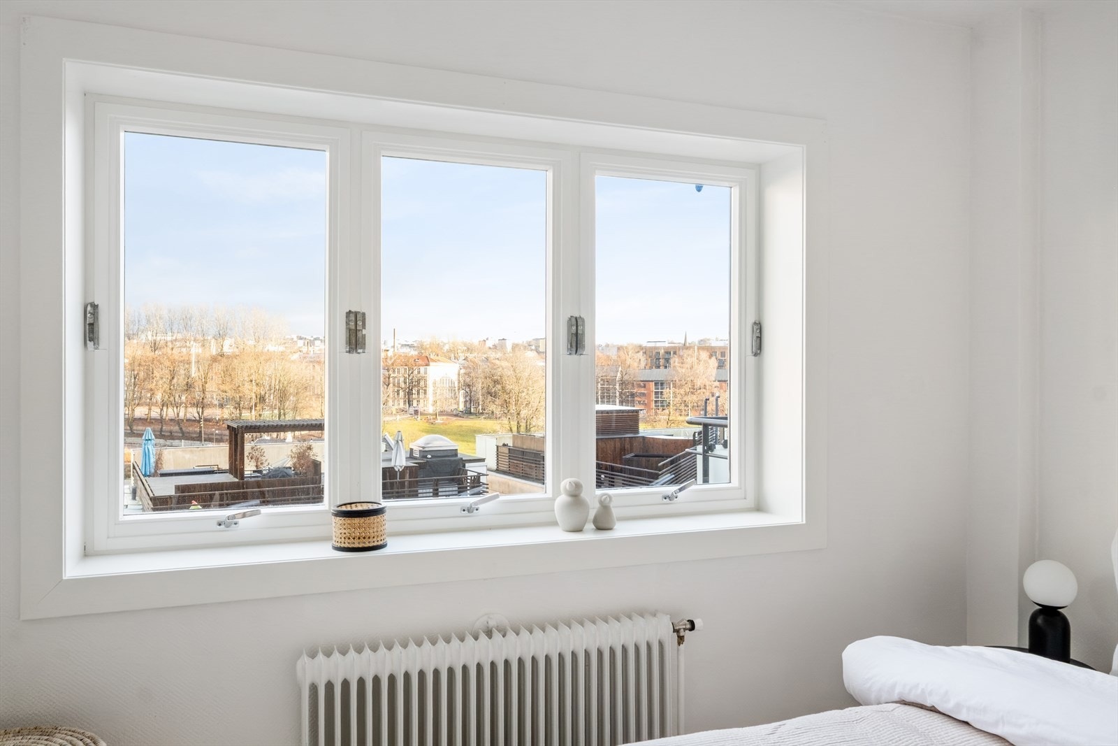 Store vindusflater som gir rikelig med luft og lys. Galleribilde