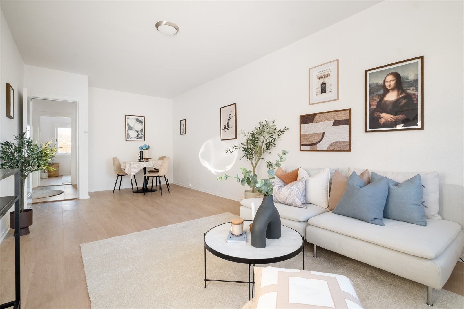 Plass til sofaseksjon med tilhørende møblement, TV-benk og spisebord. Galleribilde