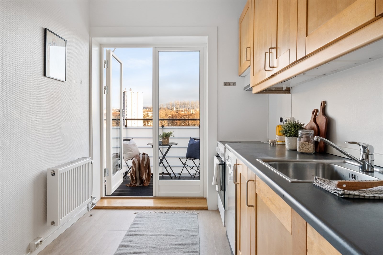 Godt med benk og skapplass. Galleribilde