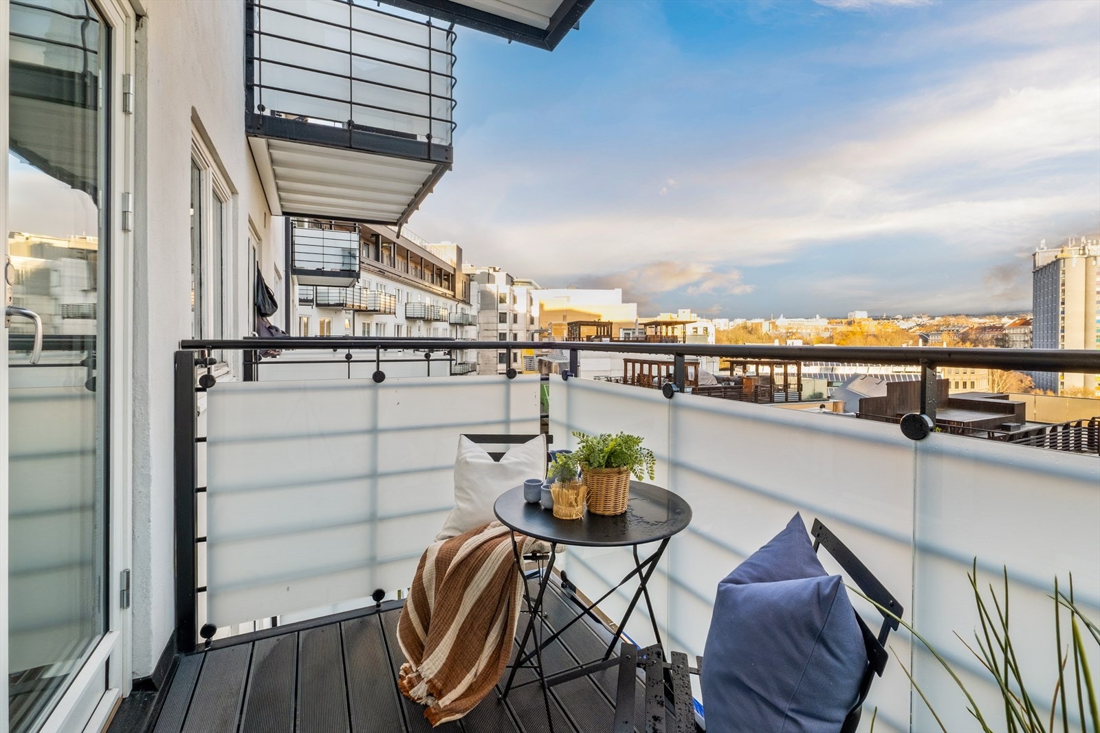 Østvendt balkong på ca 4 kvm med god plass til utemøblement. Galleribilde