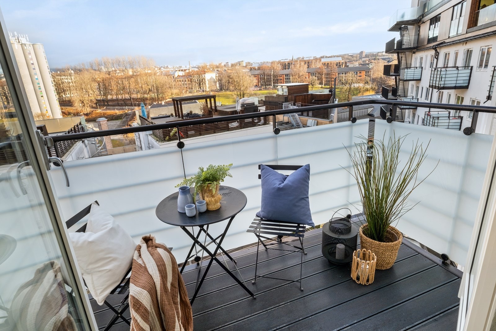 Østvendt balkong på 4 kvm med plass til utemøblement. Galleribilde