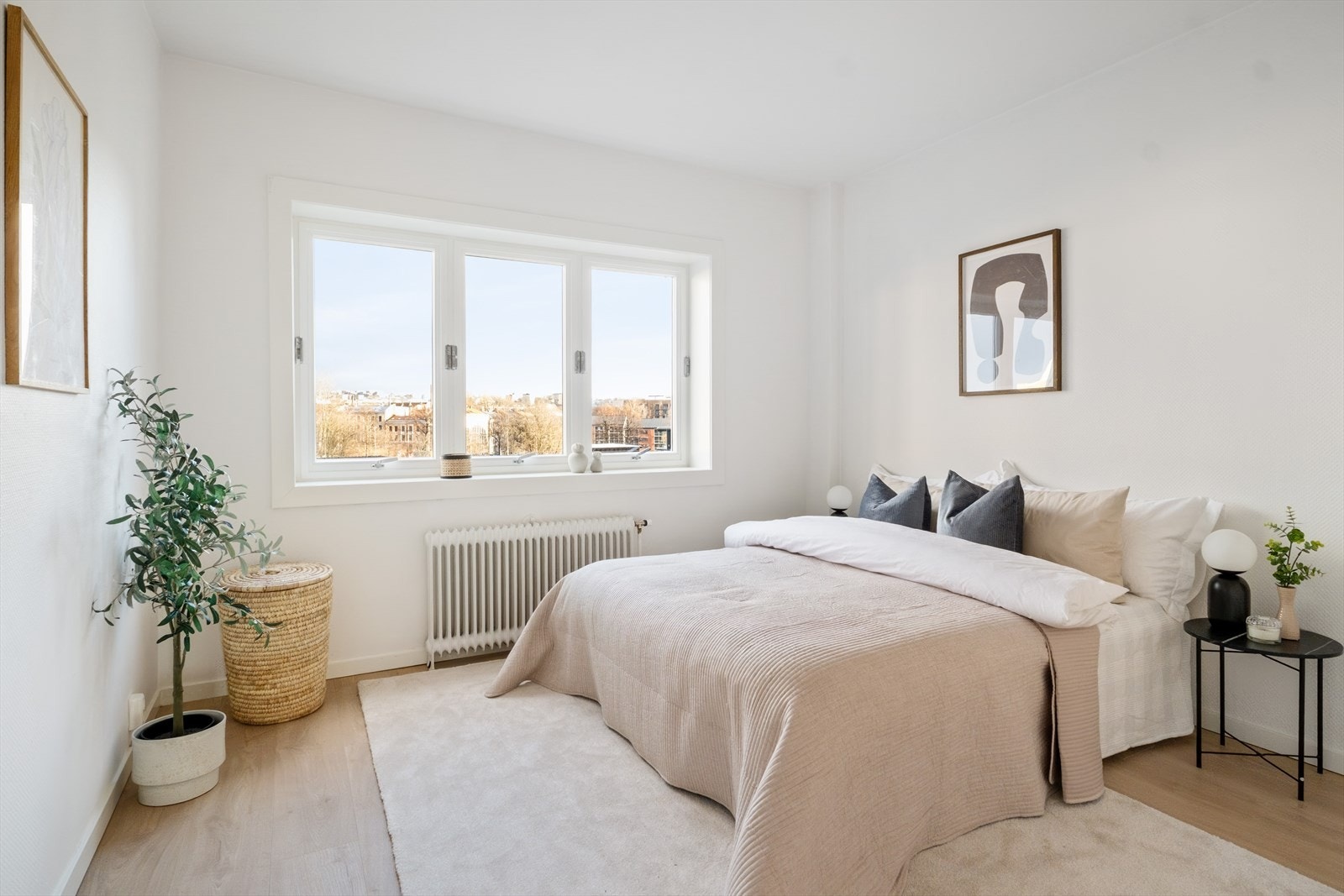 Romslig hovedsoverom med god plass til dobbeltseng med tilhørende nattbord og garderobeløsning. Galleribilde