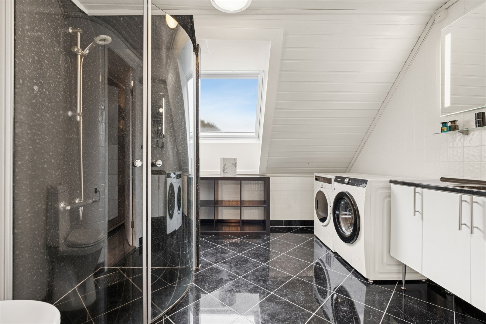 Bad/vaskerom med fliser på gulv og våtromsplater på vegger. Galleribilde