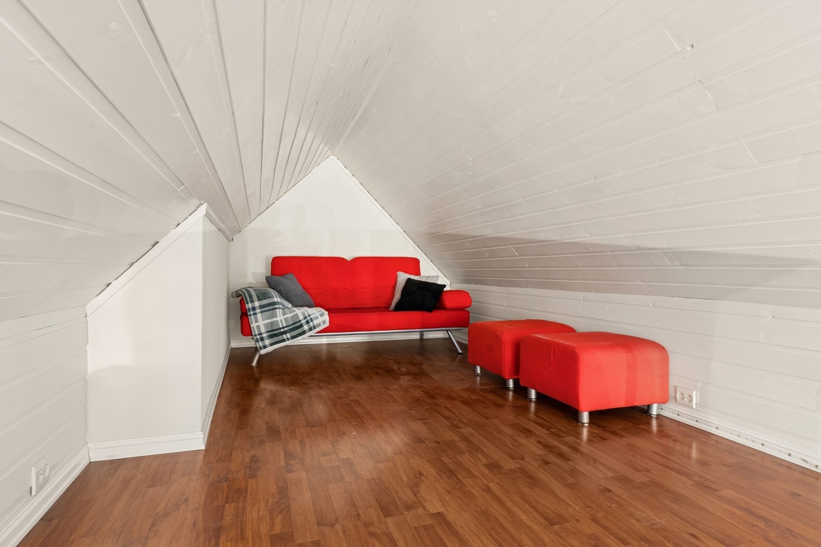 Siden hemsrommet ikke har målbart areal, regnes det ikke som oppholdsrom, og bruk av hems og trapp er derfor begrenset. Galleribilde