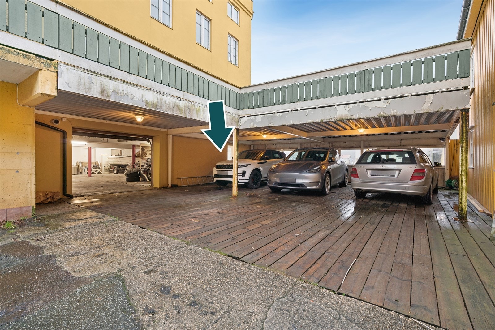 Parkering under tak ved inngangspartiet. Galleribilde