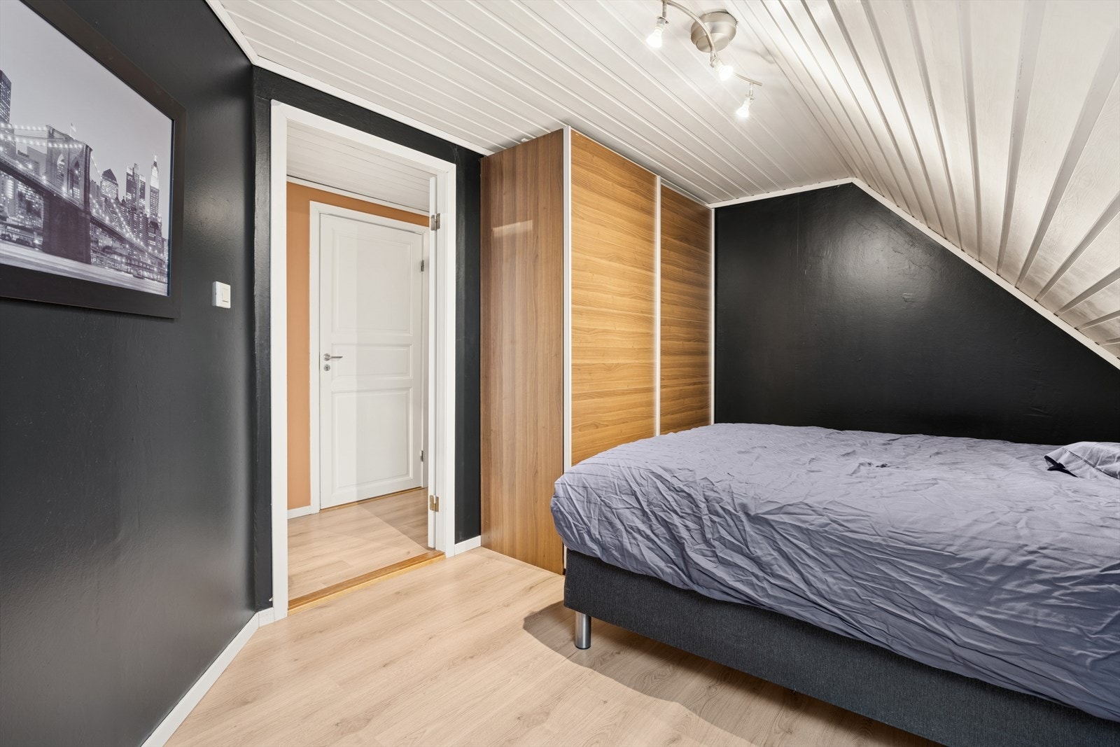 Soverom av god størrelse. Kjekk garderobeløsning. Galleribilde