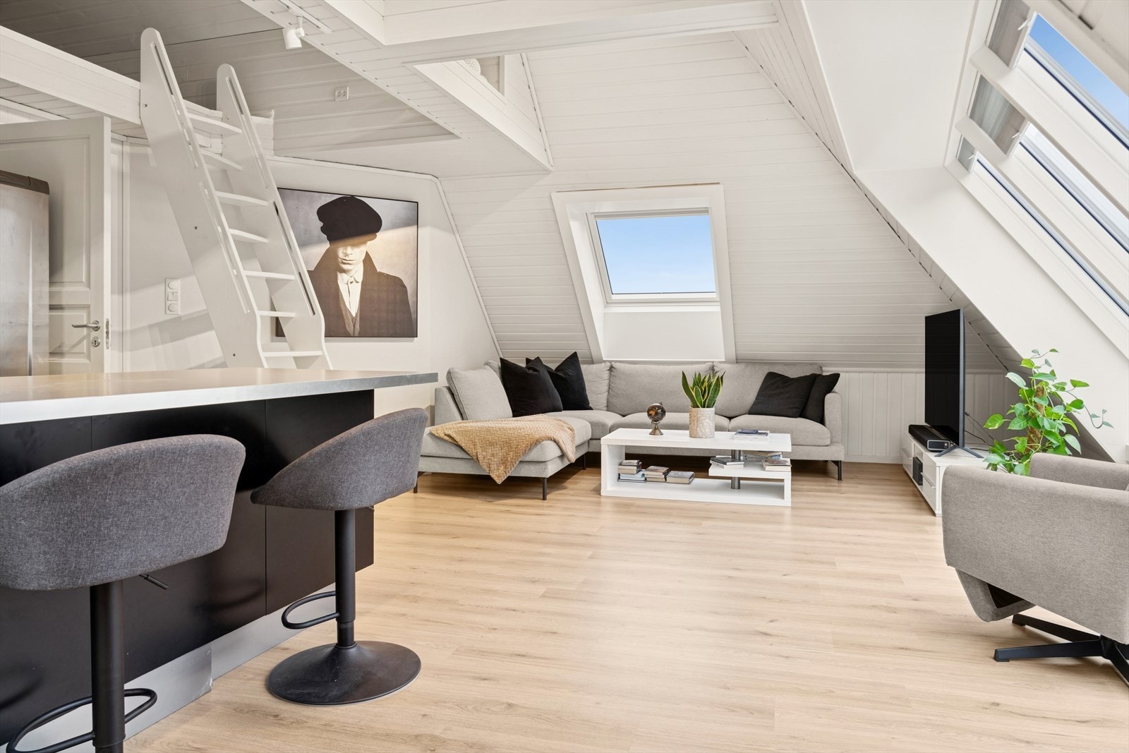 De synlige bjelkene tilfører varme og stil, mens trappen opp til hemsen gir ekstra plass og en spennende arkitektonisk detalj. Galleribilde