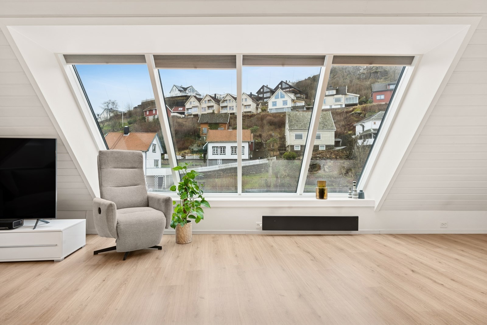 Vinduene gir en luftig atmosfære. Galleribilde