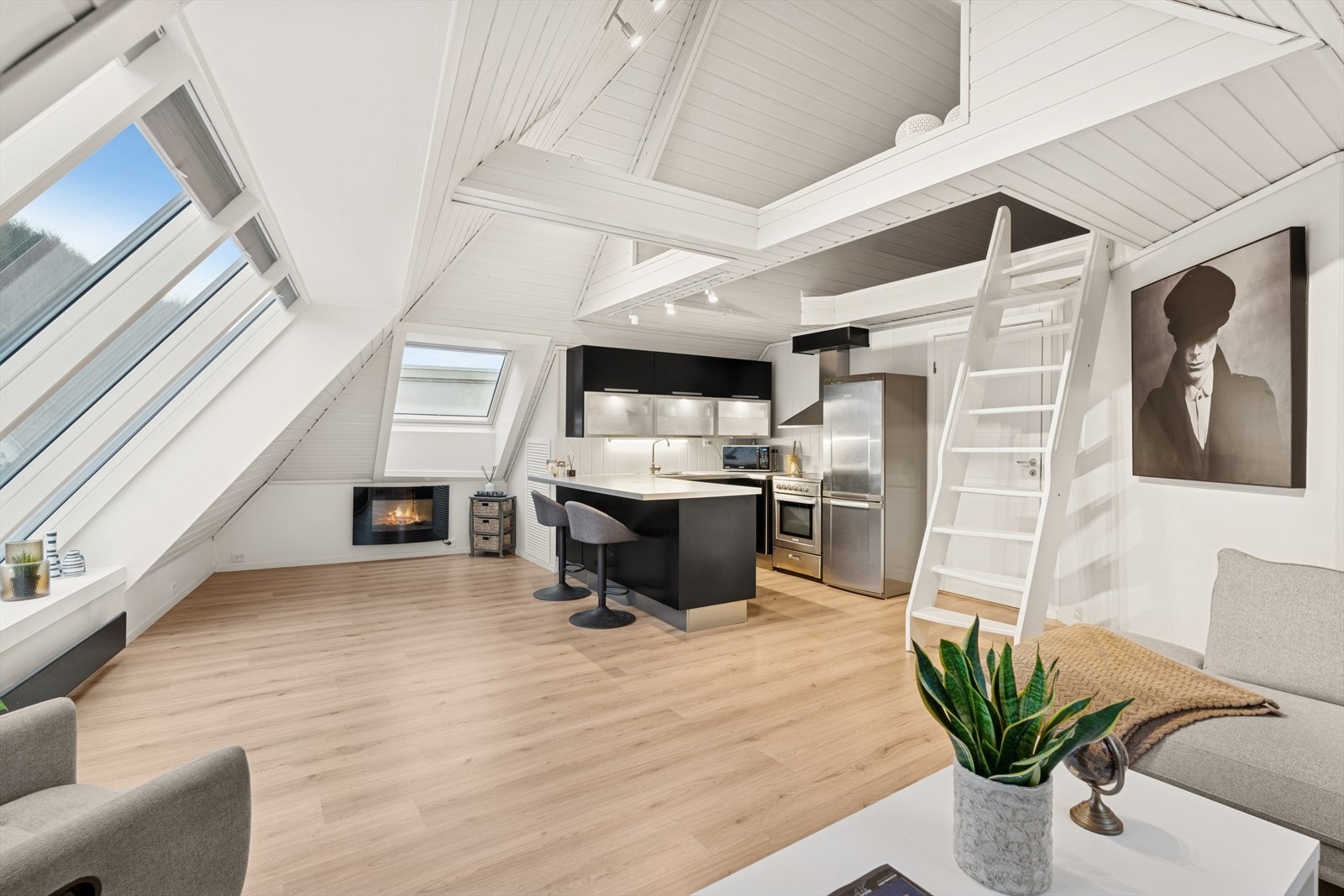 Åpen og sosial stue- og kjøkkenløsning som gir en god romfølelse. Galleribilde