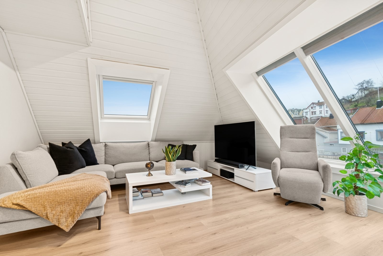 Store vindusflater som lar dagslyset flyte fritt. Galleribilde