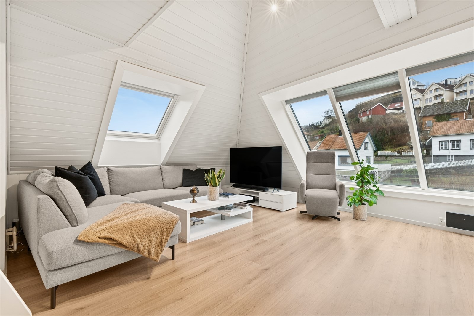 Lys og romslig stue med gode innredningsmuligheter til sofagruppe og tv-møblement. Galleribilde