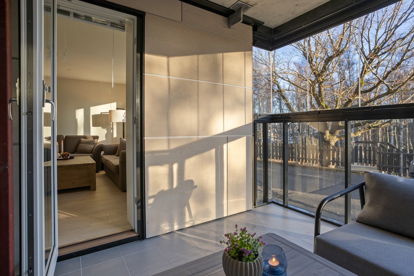 Fra stuen er det direkte adgang til en innglasset balkong på ca. 8kvm Galleribilde