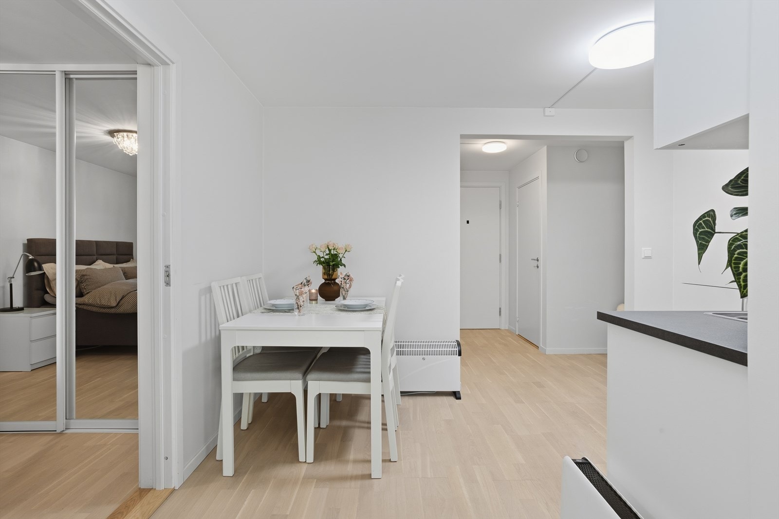 Det er plass til spisebord på kjøkkenet Galleribilde