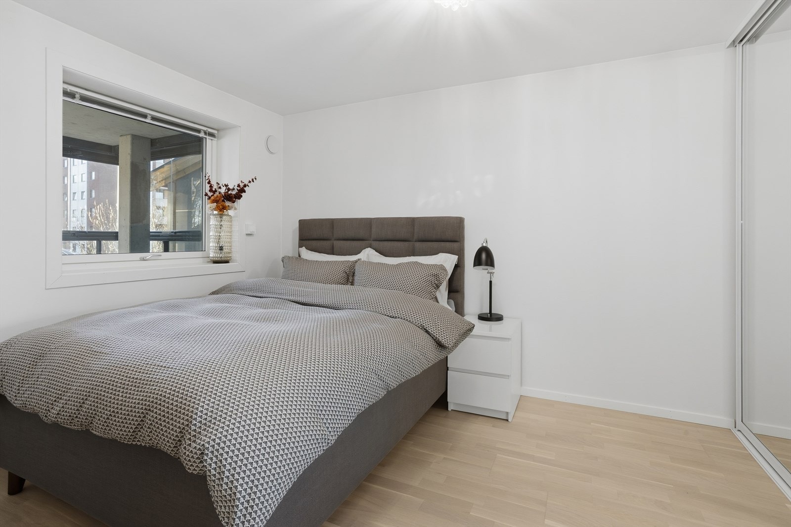 Det er god plass til dobbeltseng og nattbord Galleribilde