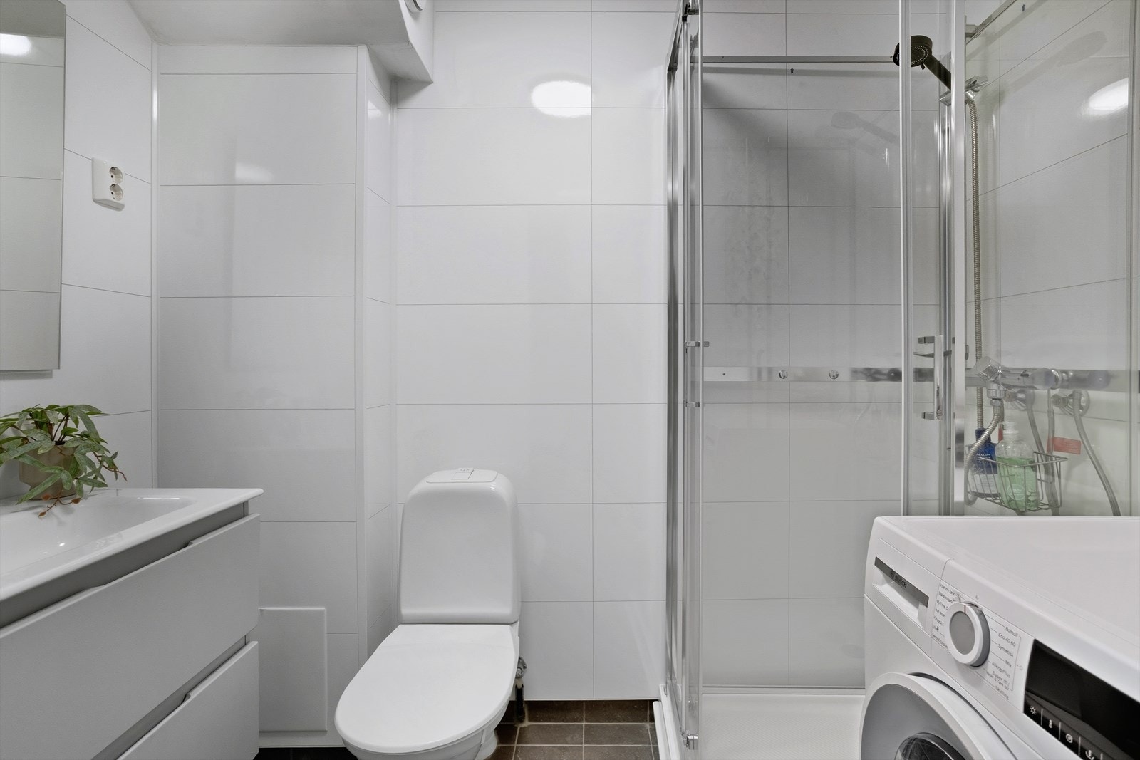 Badet er innredet med toalett, dusjkabinett og har innredning med nedfelt servant Galleribilde