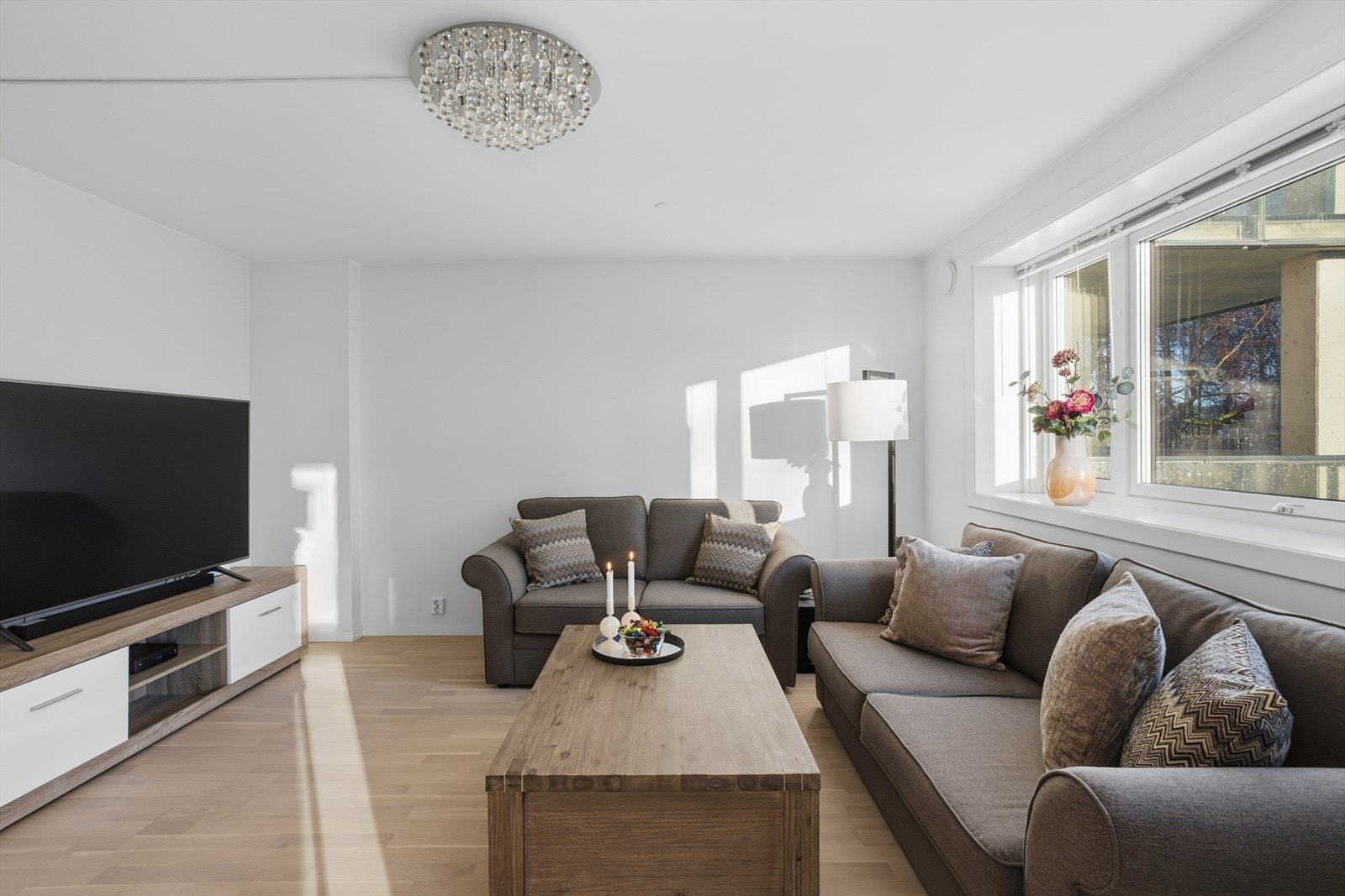 Stuen er romslig med god plass til sittegruppe og tv-møblement Galleribilde