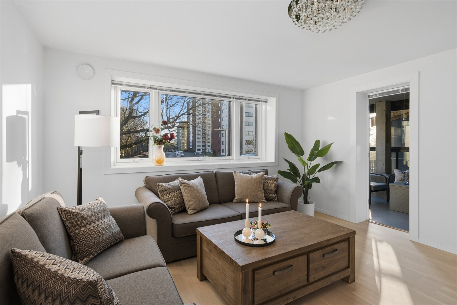 Leiligheten har lyse farger med tidsriktige materialvalg Galleribilde