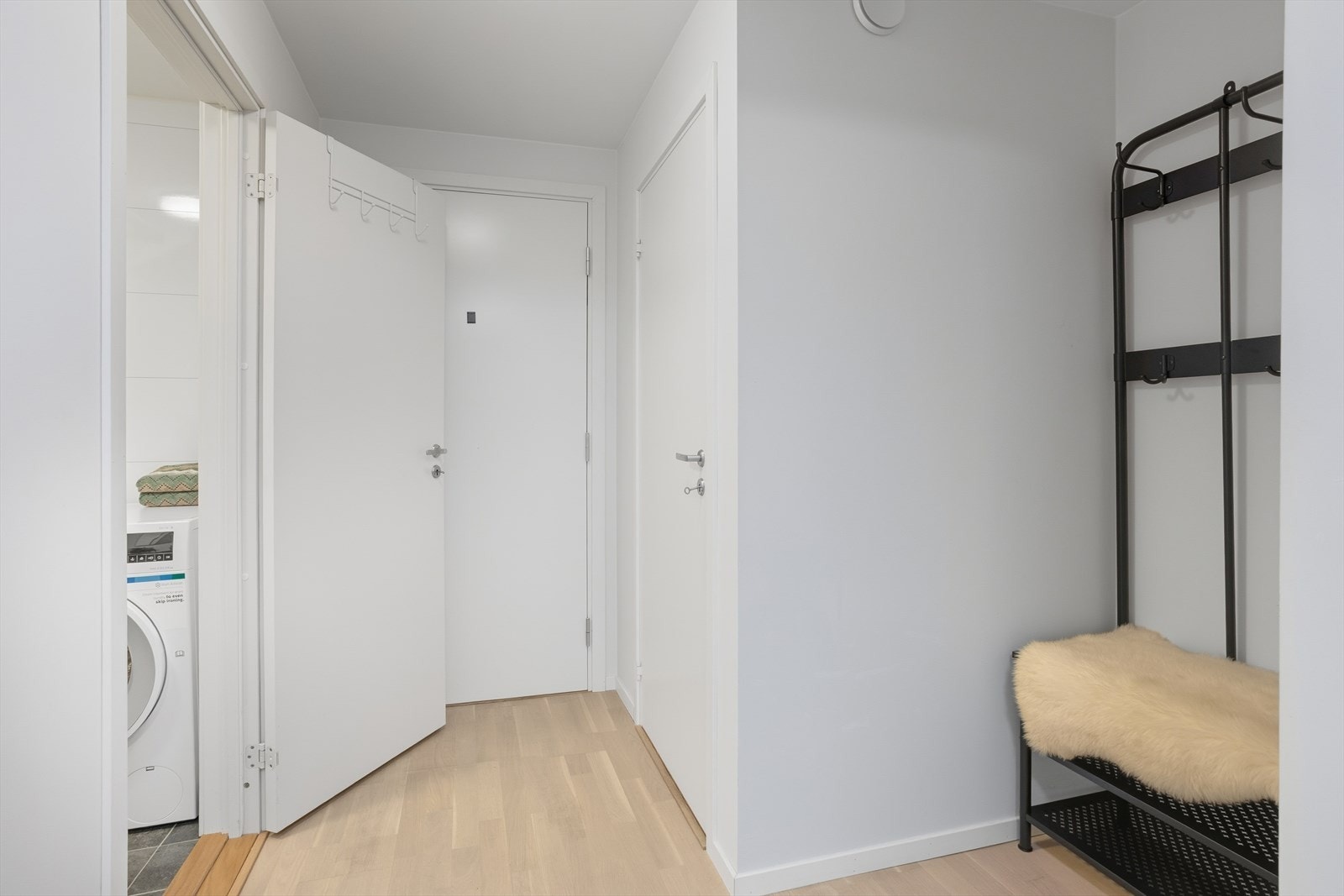 Velkommen inn! Her er det god plass til å sette fra seg sko og henge fra seg jakker Galleribilde