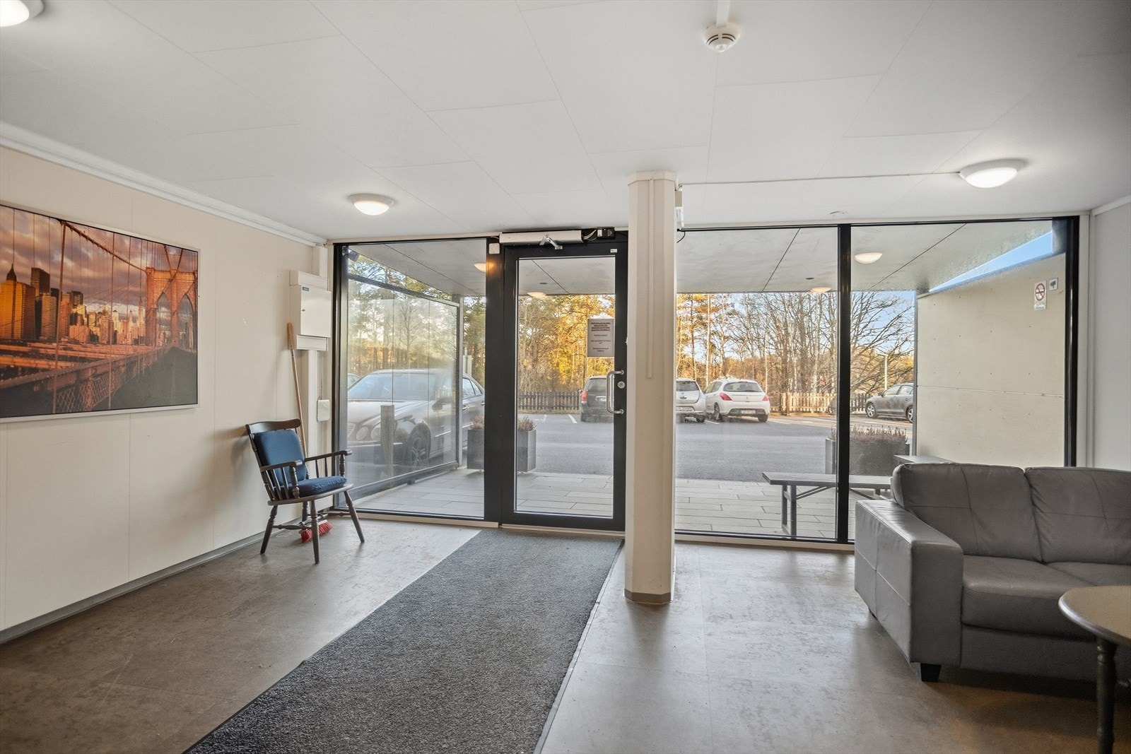 Her er det satt opp sittegruppe i gangen Galleribilde