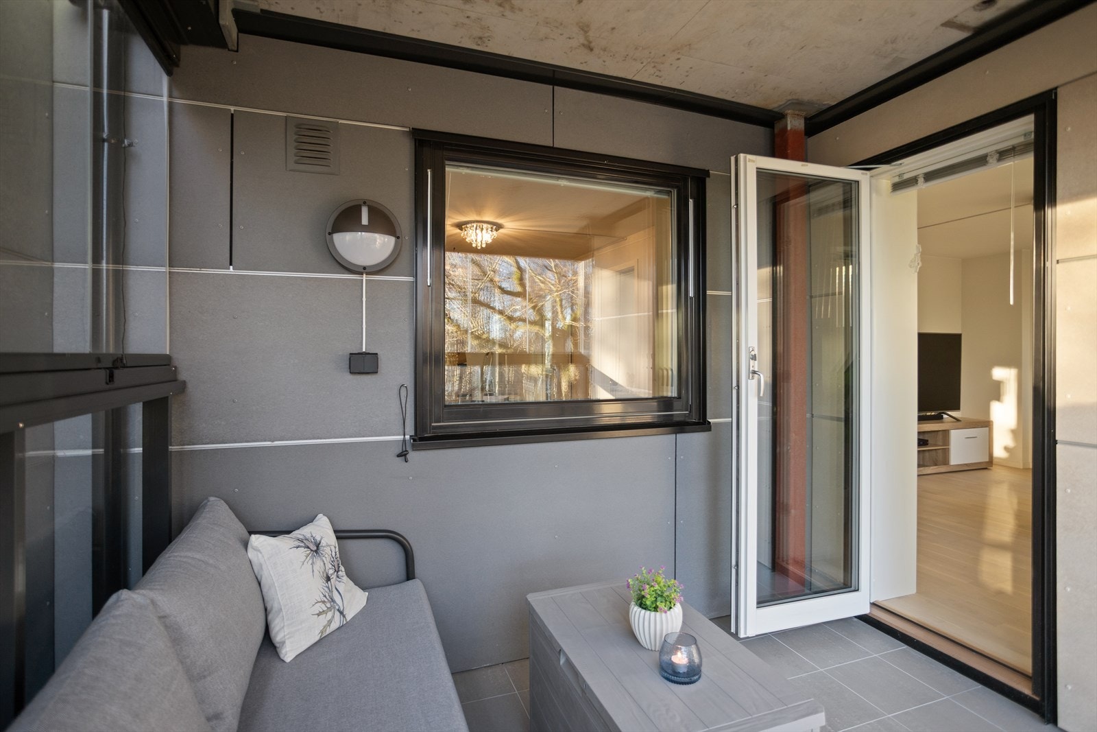 Balkongen har god plass til ute møblement Galleribilde