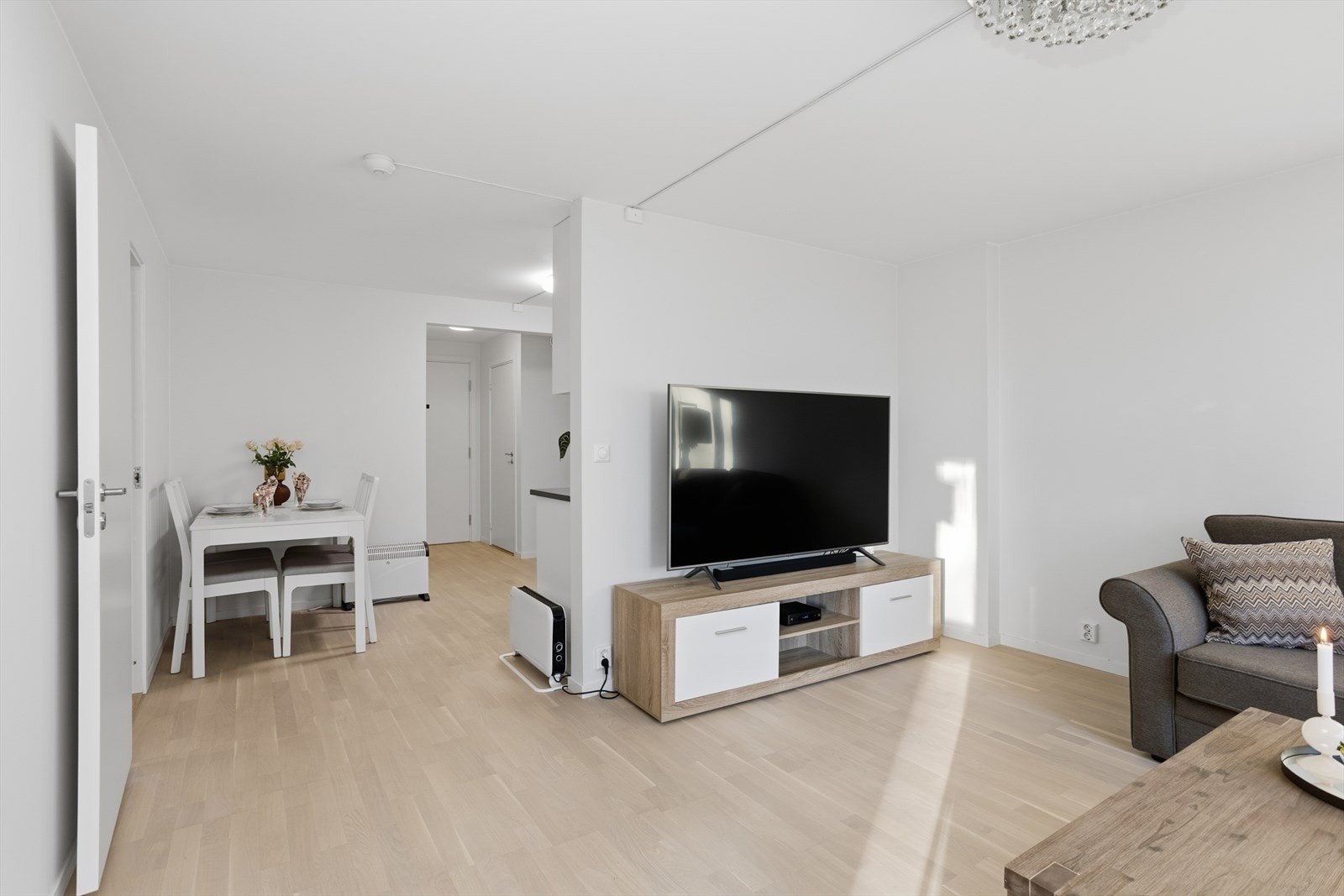 Leiligheten har naturlig inndelte soner som gjør det enkelt å møblere Galleribilde