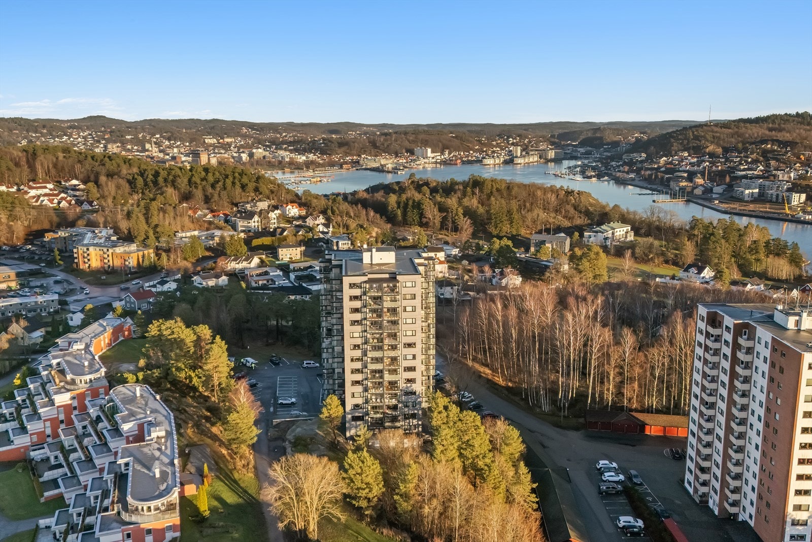 Det er kort avstand til sentrum med flere muligheter for handel og ytterlige servicetilbud Galleribilde