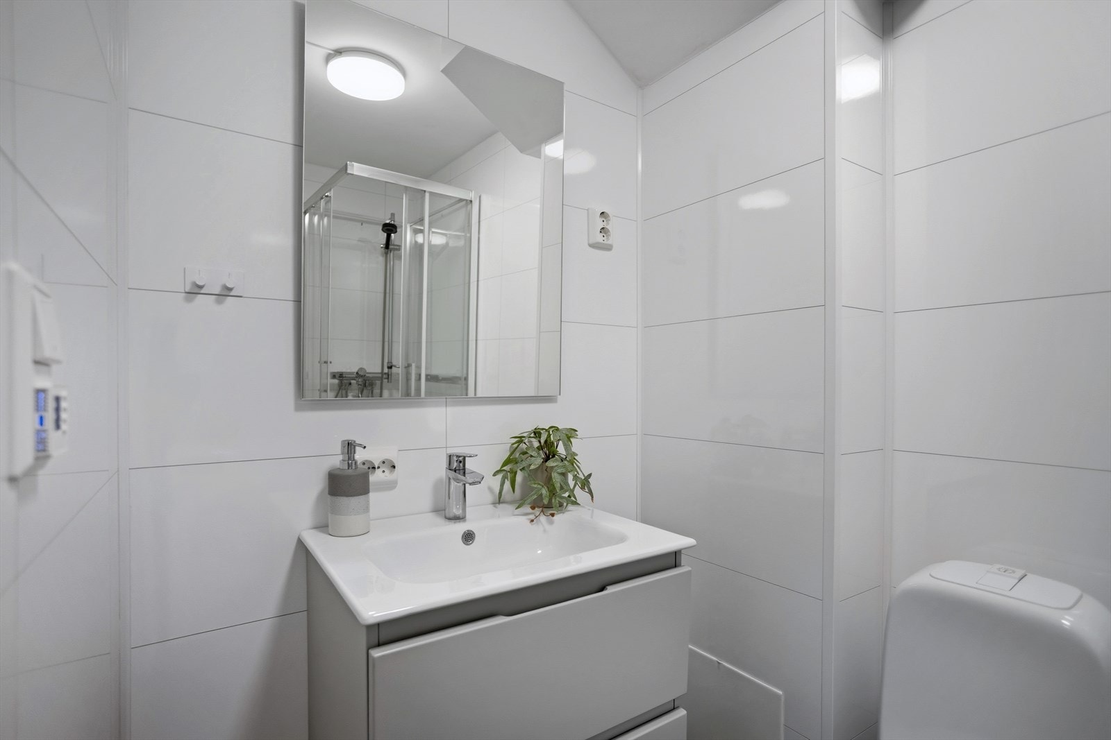 Det er flislagt gulv og elektriske varmekabler på badet Galleribilde