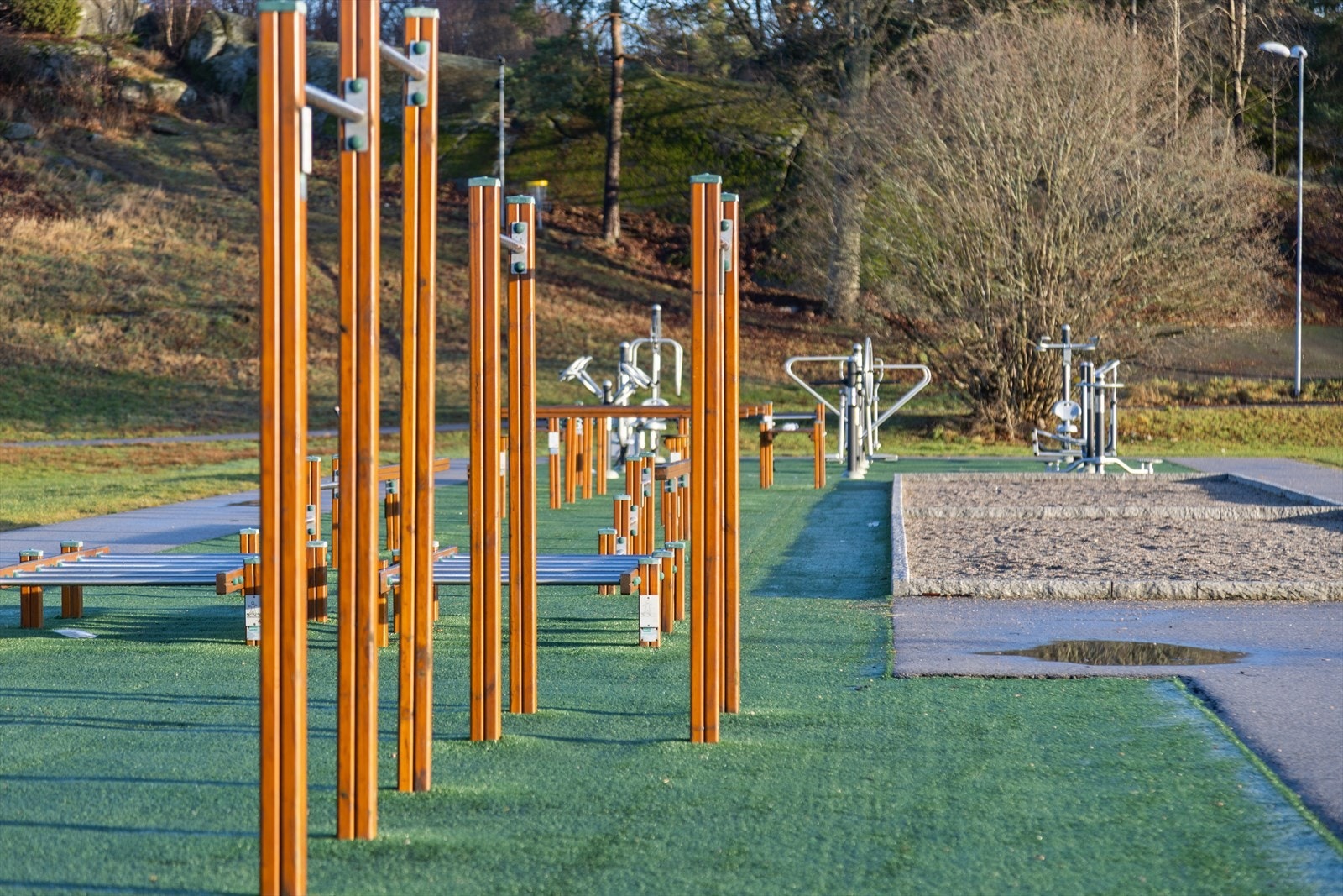 Nærområdet byr på muligheter for friluft med både turstier og ute gym rett i nærheten Galleribilde