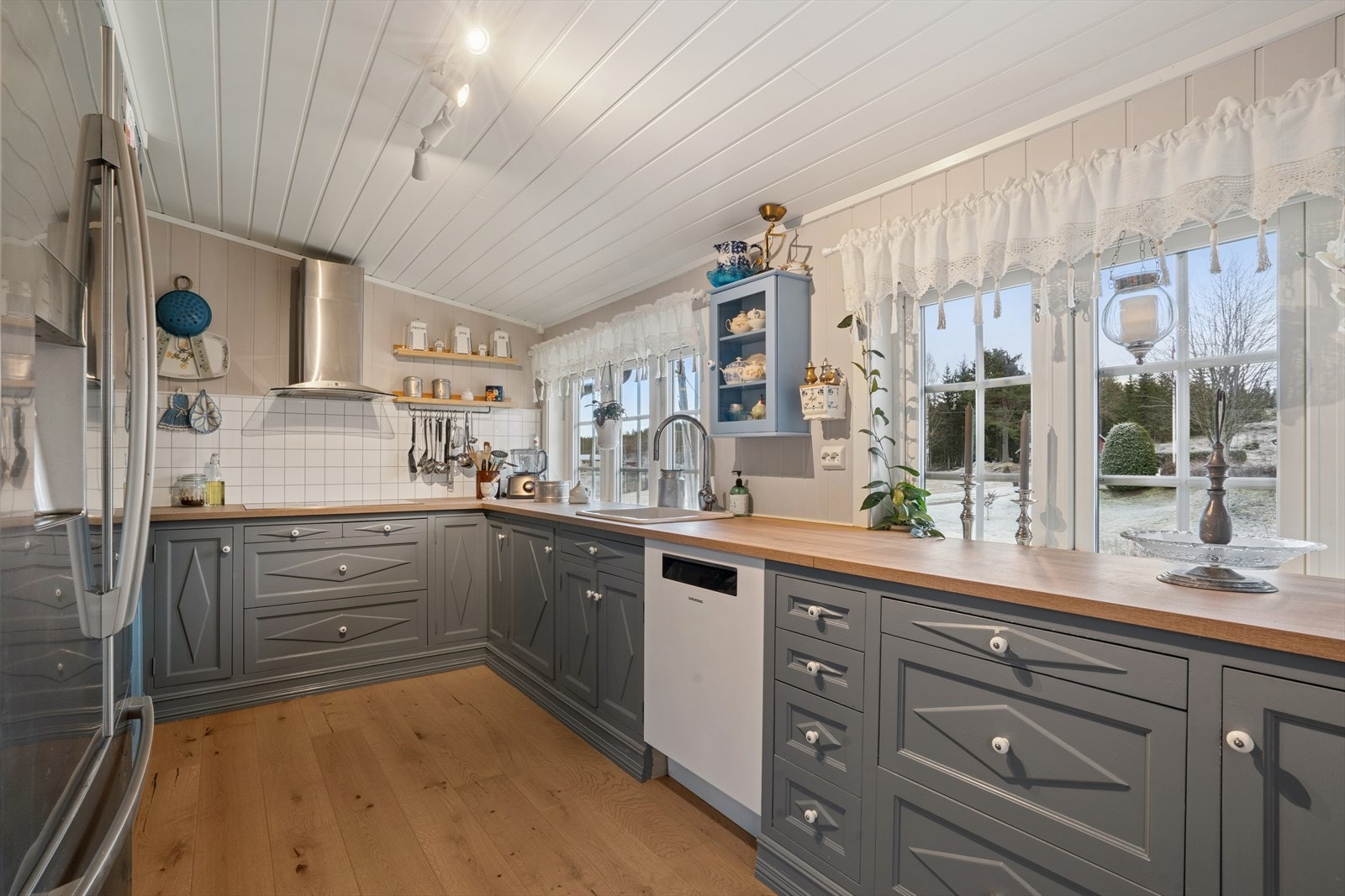 Kjøkkeninnredningen har blitt pusset opp i nyere tid. Galleribilde