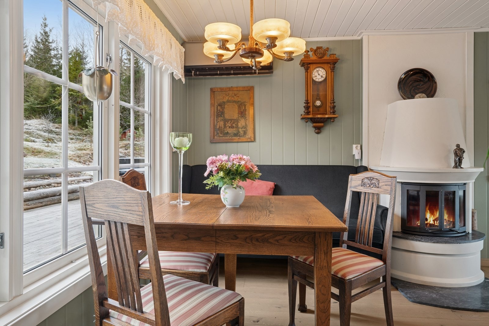 Det er også varmepumpe fra 2022 i stuen. Galleribilde