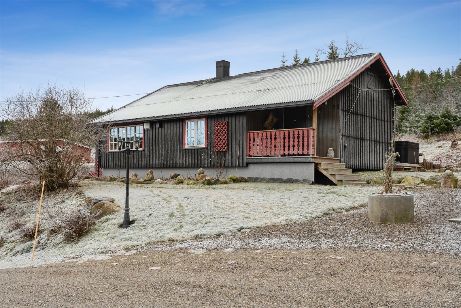 Det er svært pent opparbeidede utearealer til boligen. Galleribilde