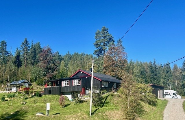 Boligen har en romslig og særdeles pent opparbeidet tomt. (selgers private bilde) Galleribilde