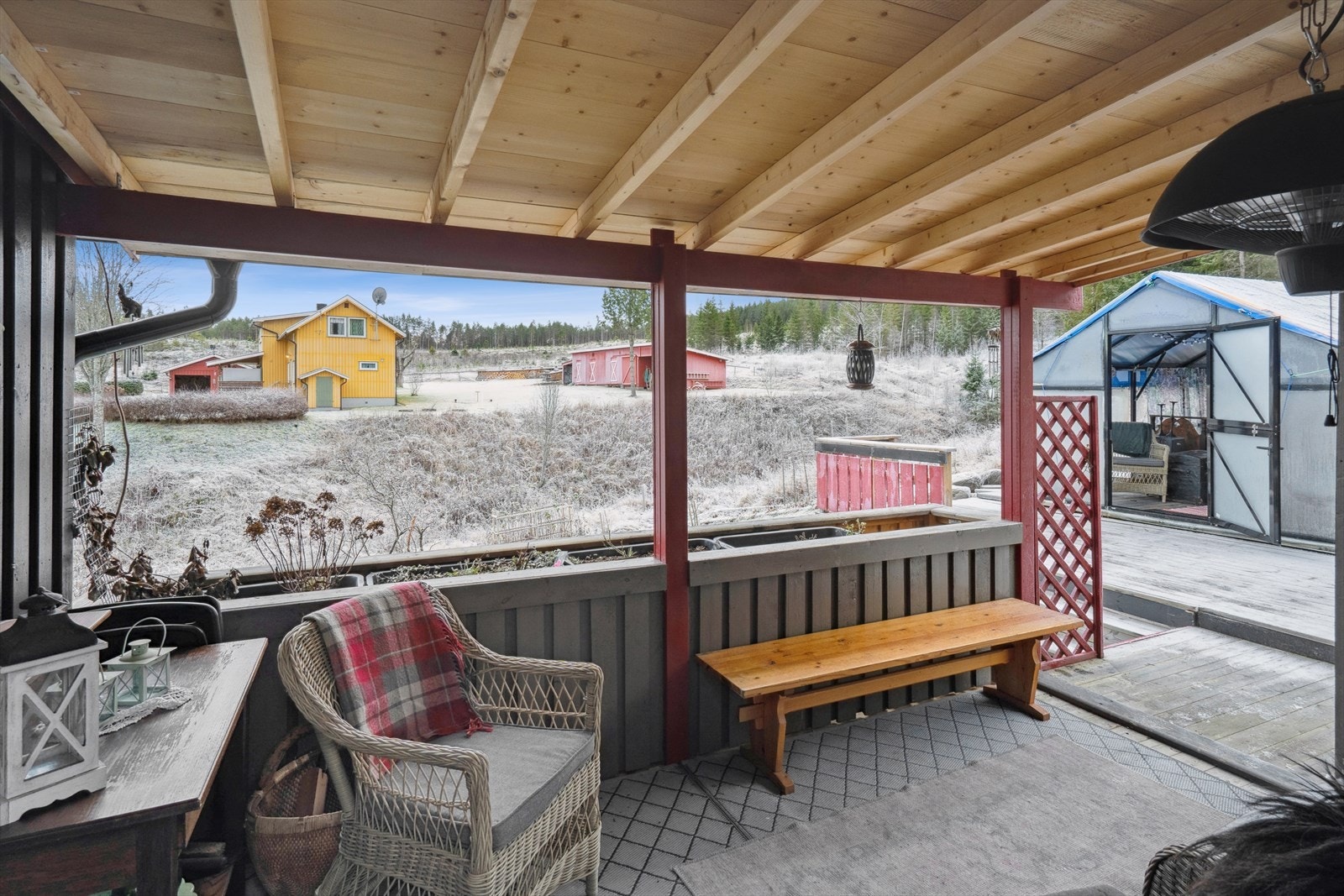 Overbygget veranda med adkomst fra kjøkkenet. Galleribilde