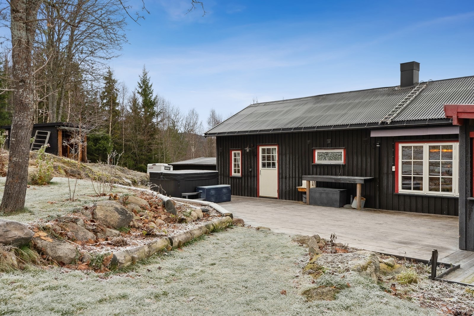 Nivåforskjellene på tomten er gjort til bed og liknende. Galleribilde