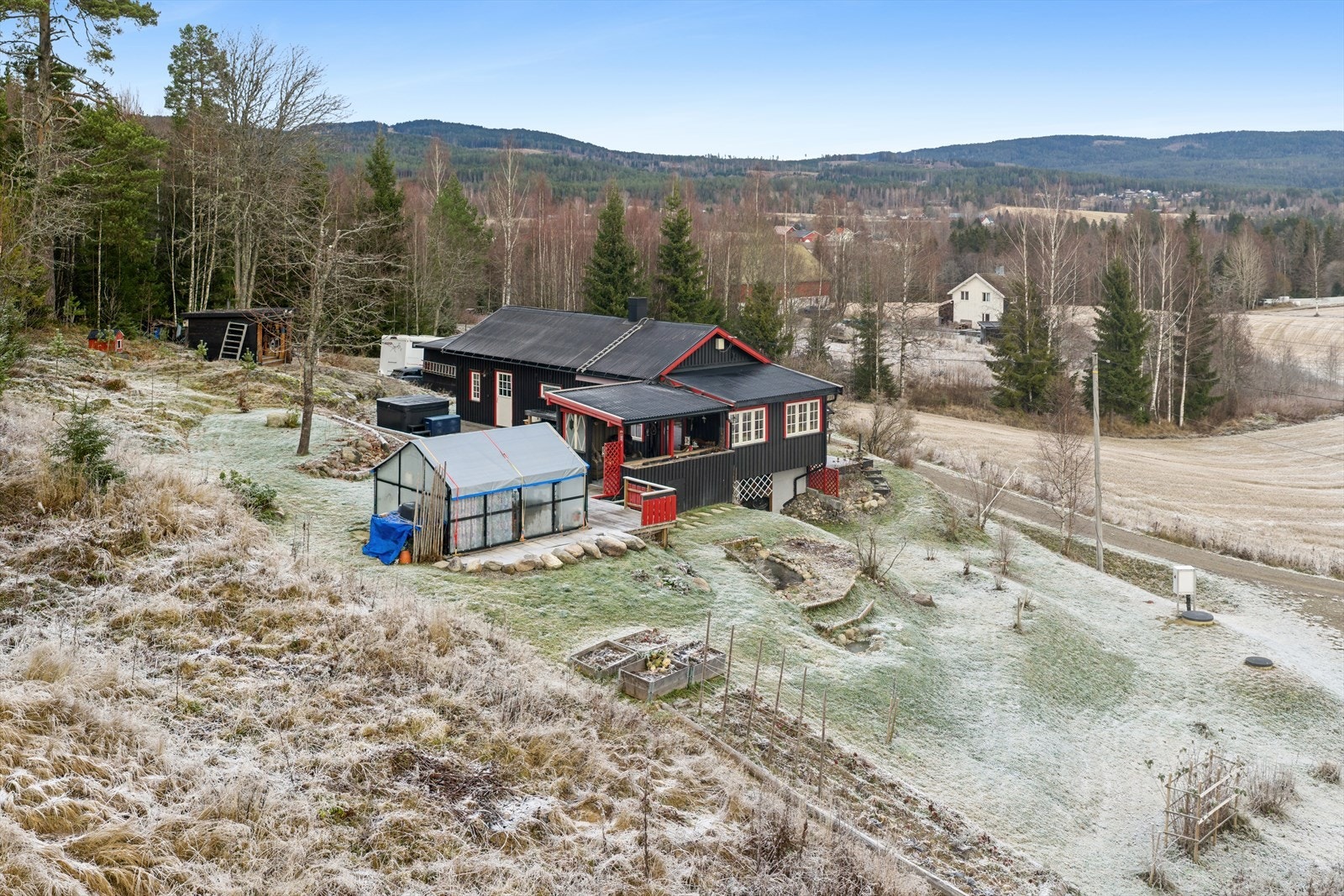 Idyllisk beliggenhet med skog og turløyper som nærmeste nabo. Galleribilde