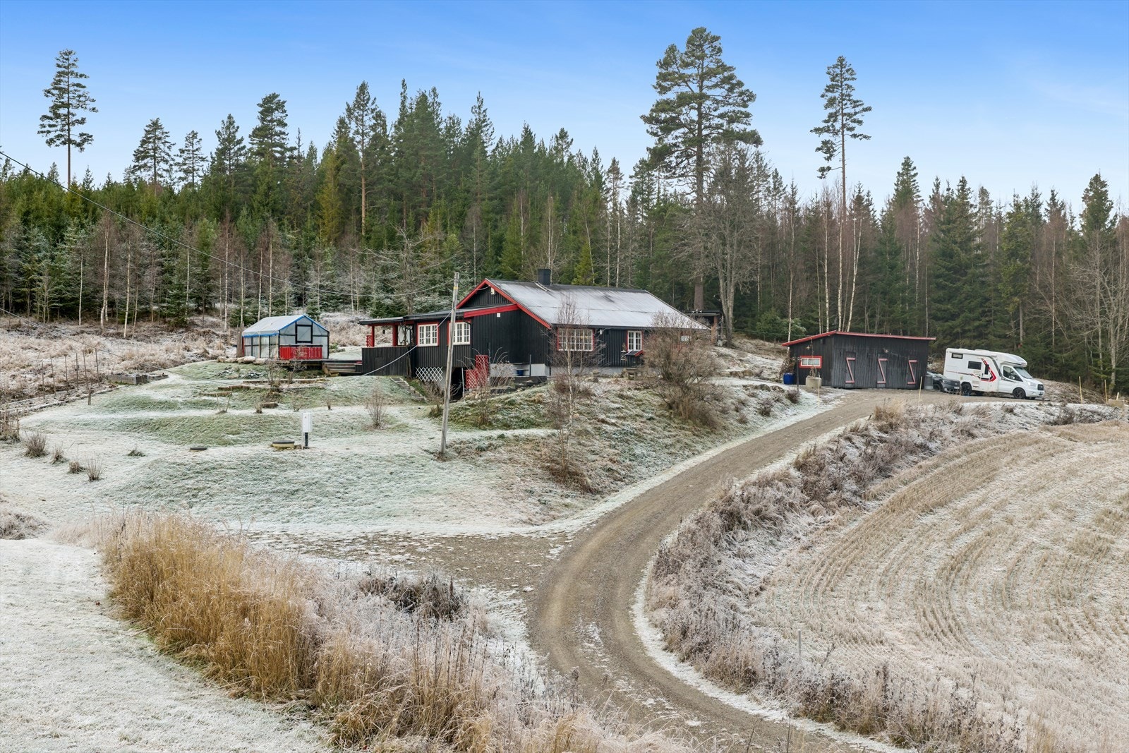 Boligen er fint plassert på en liten bakketopp. Galleribilde