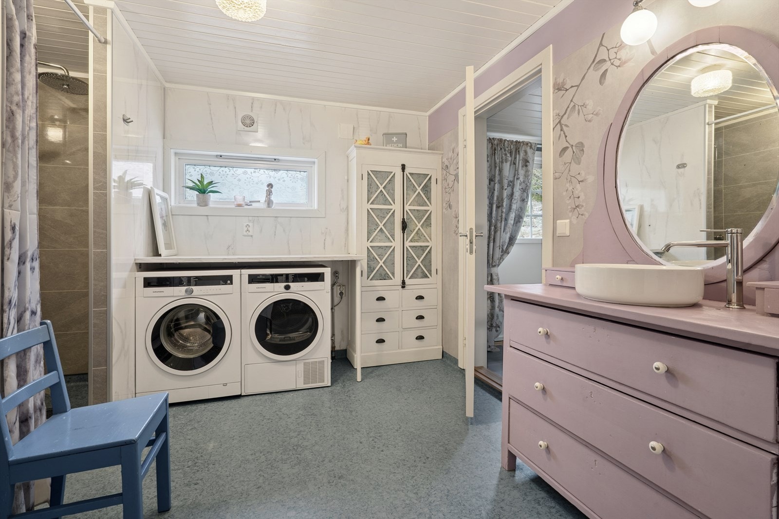 Romslig dusjnisje på badet. Galleribilde