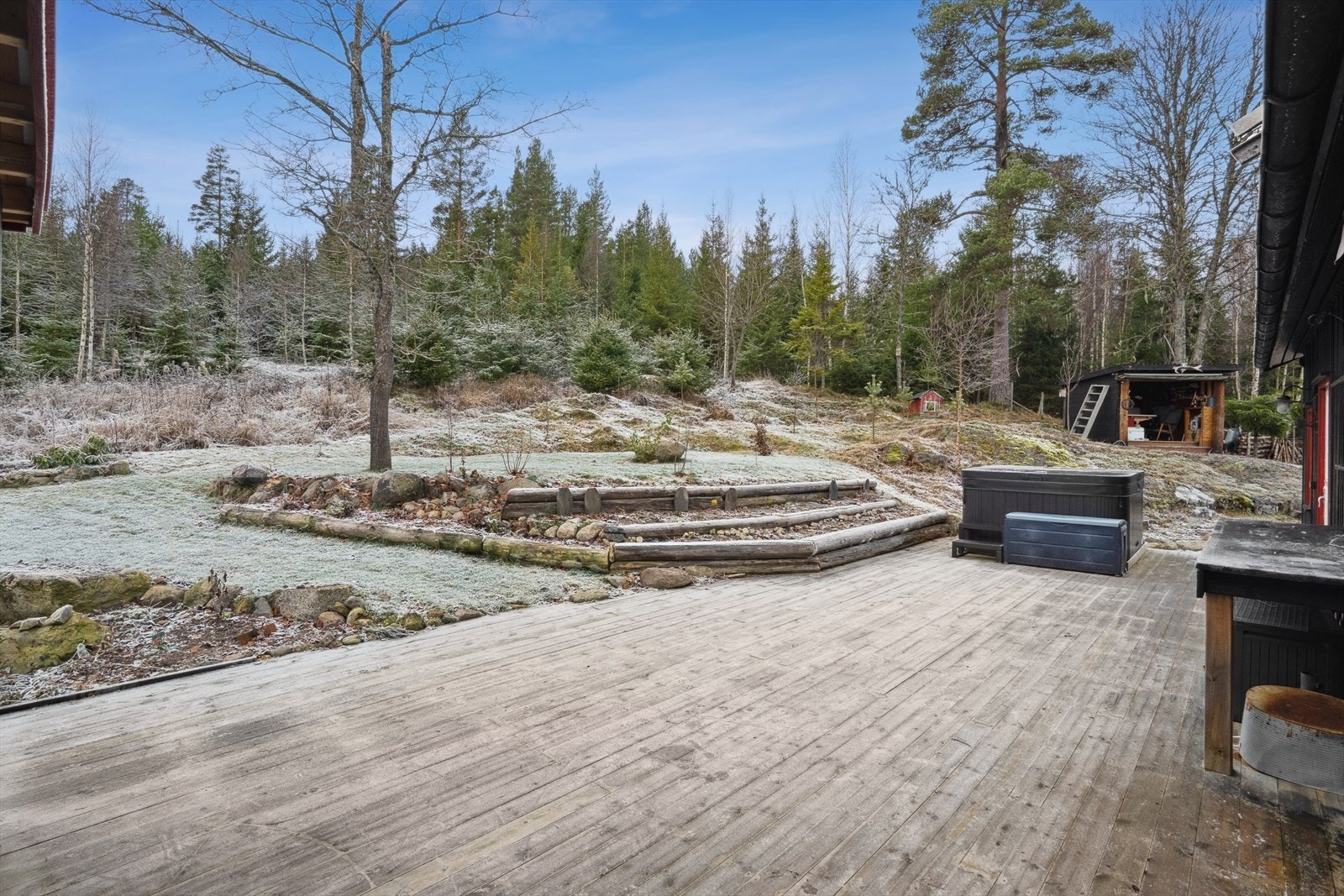 Meget pent opparbeidet hageareal som er opparbeidet med lettstelte planter. Galleribilde