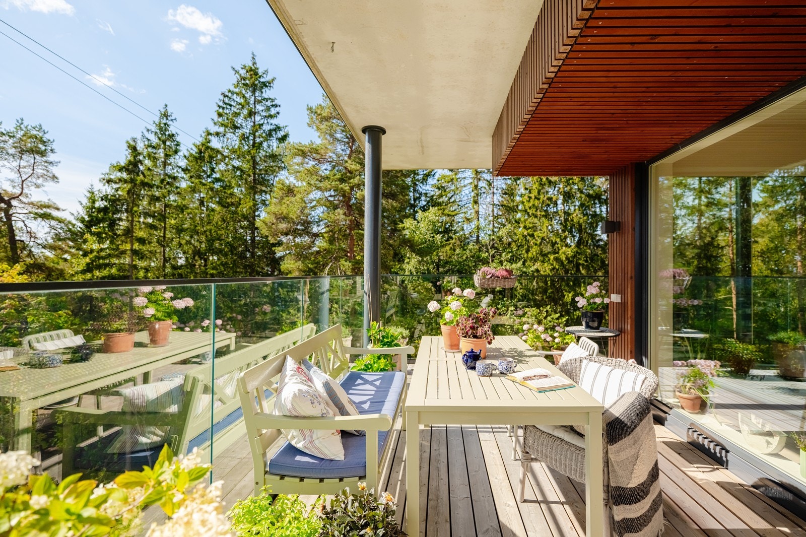 Her kan man nyte kaffen i en herlig setting Galleribilde