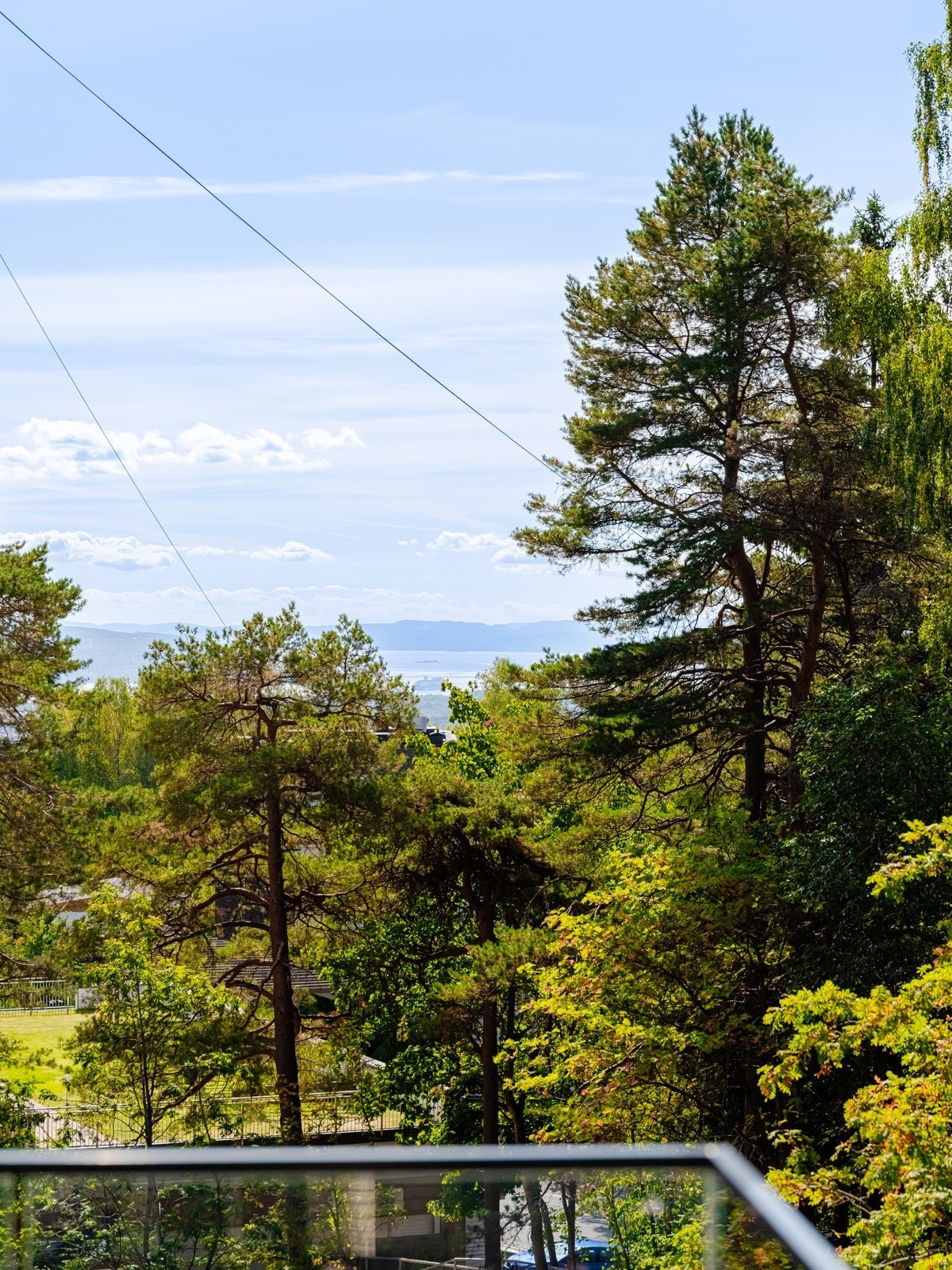 Utsikt helt ned til sjøen Galleribilde