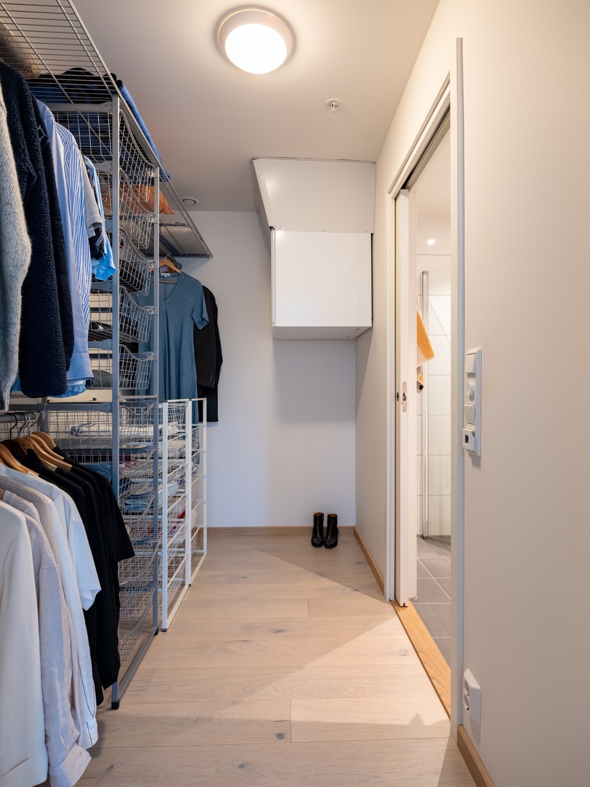 Walkincloset og videre inn til bad Galleribilde