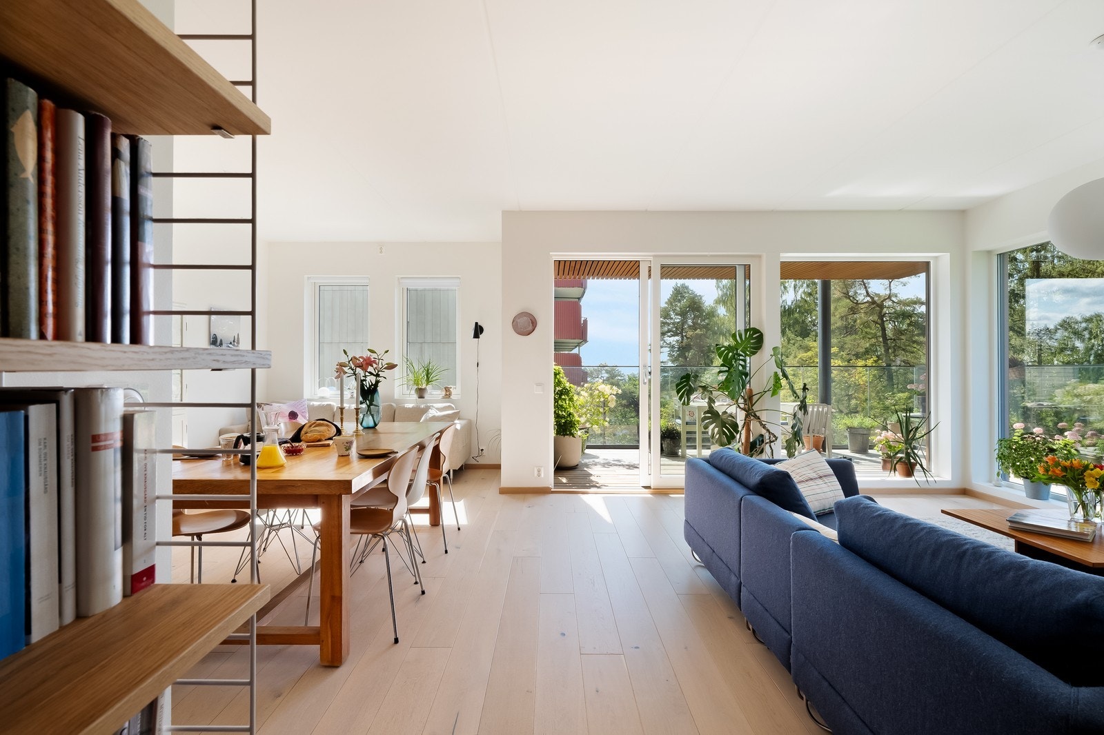 Romslig og lys stue med gode møbleringsmuligheter Galleribilde