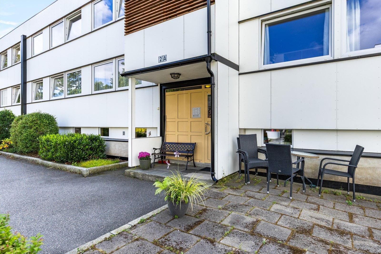 Hyggelig inngangsparti med dør- calling anlegg Galleribilde