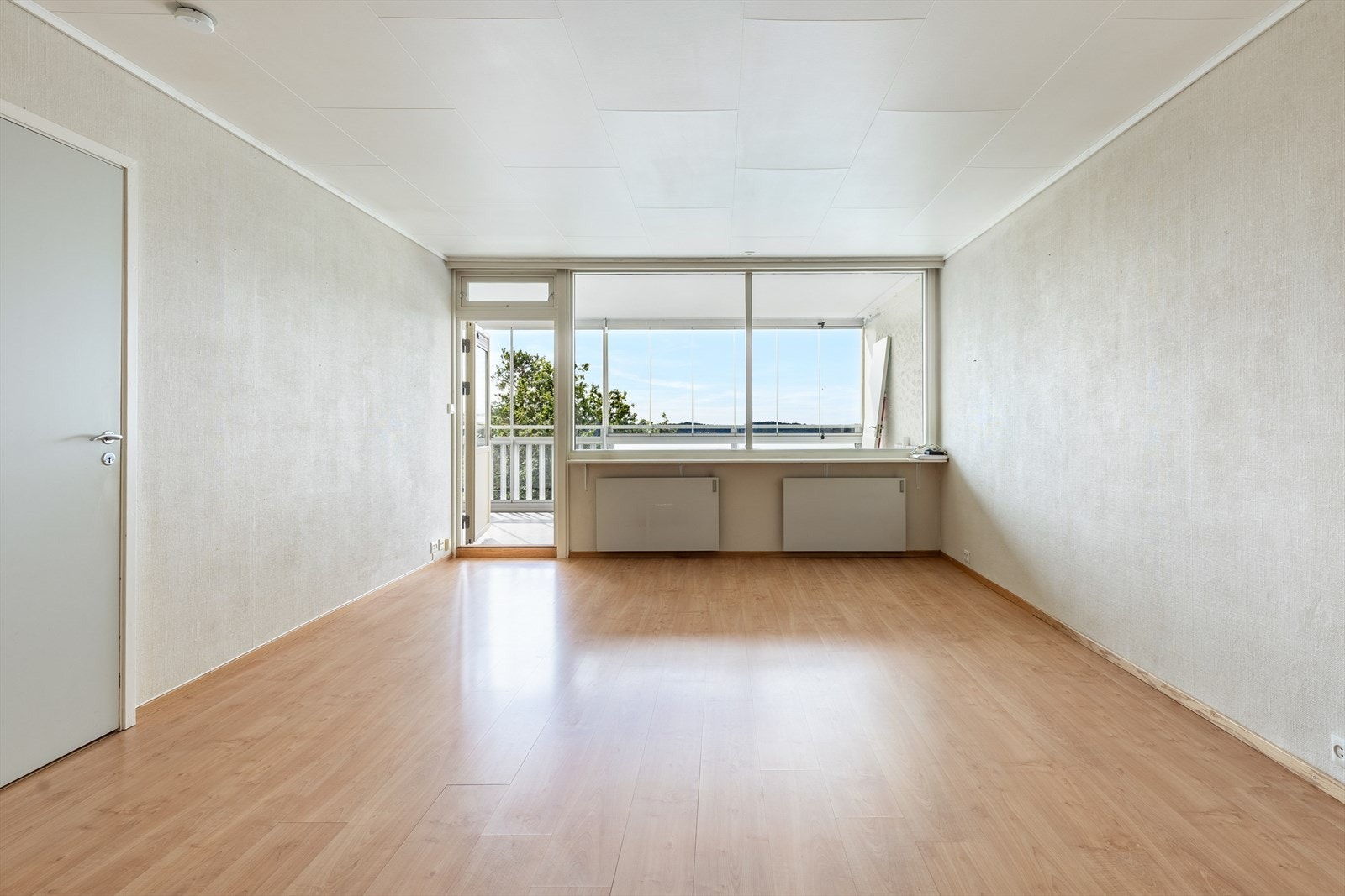 Lys og romslig stue med fin plass til sofa- og spisegruppe Galleribilde