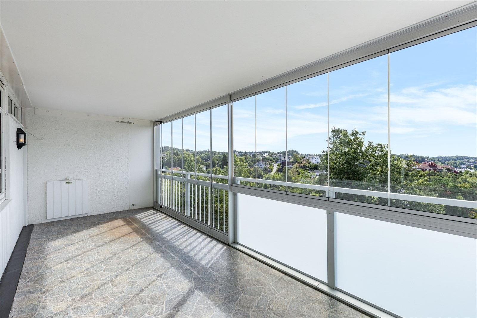 God plass til møblement, glassveggene kan åpnes og trekkes til en side Galleribilde