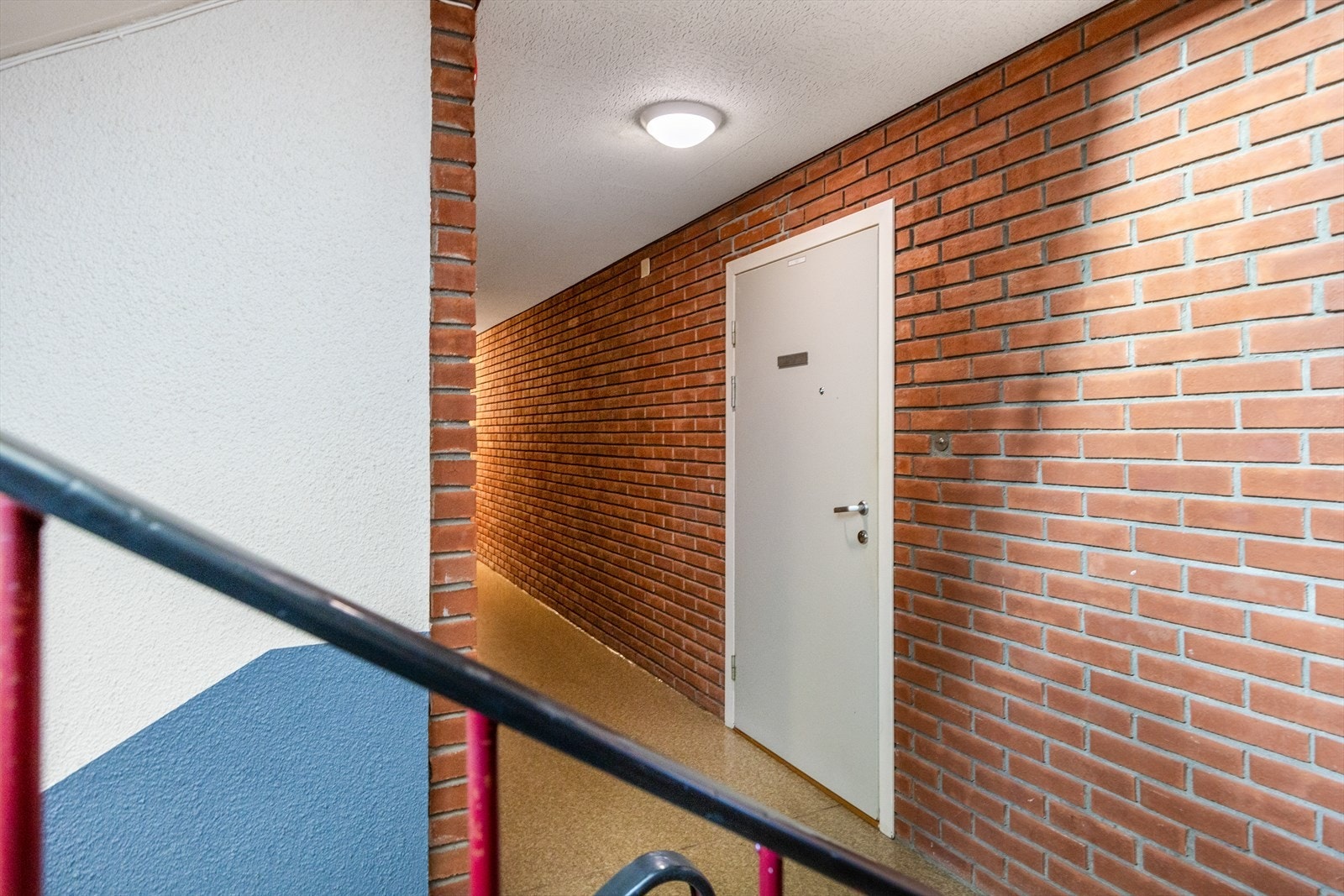 Leiligheten ligger kun en halv etasje ned fra inngangspartiet Galleribilde