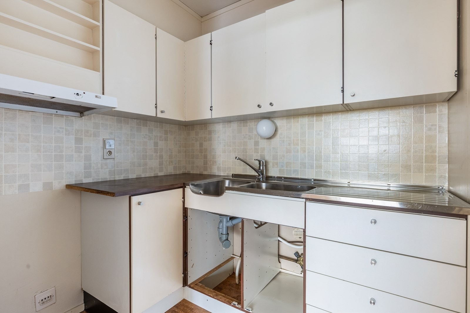 Kjøkken med slette fronter og laminat benkplate Galleribilde